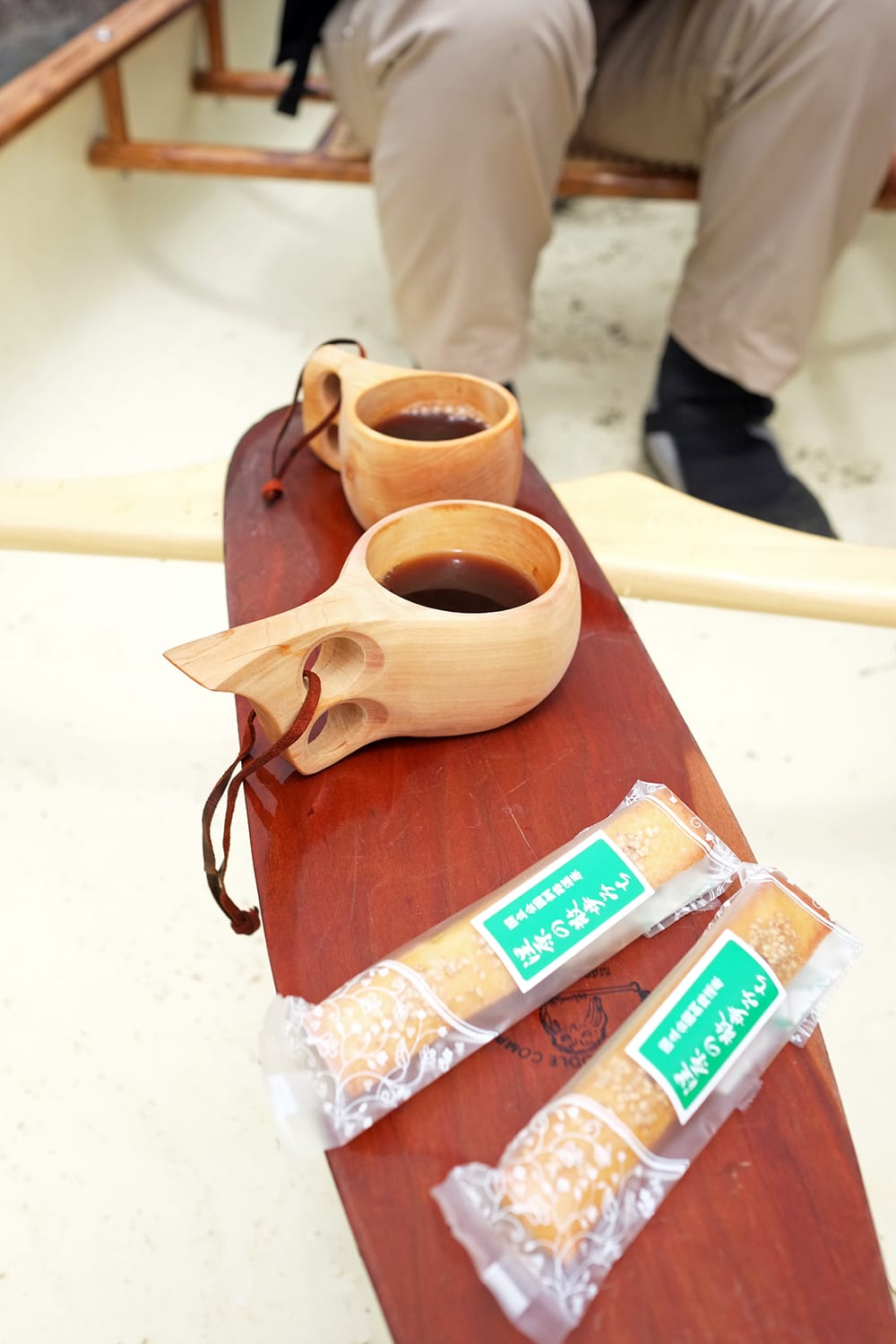 釧路川カヌーミーティングで振舞われたコーヒーとお菓子 ククサに入れてパドルに載せて