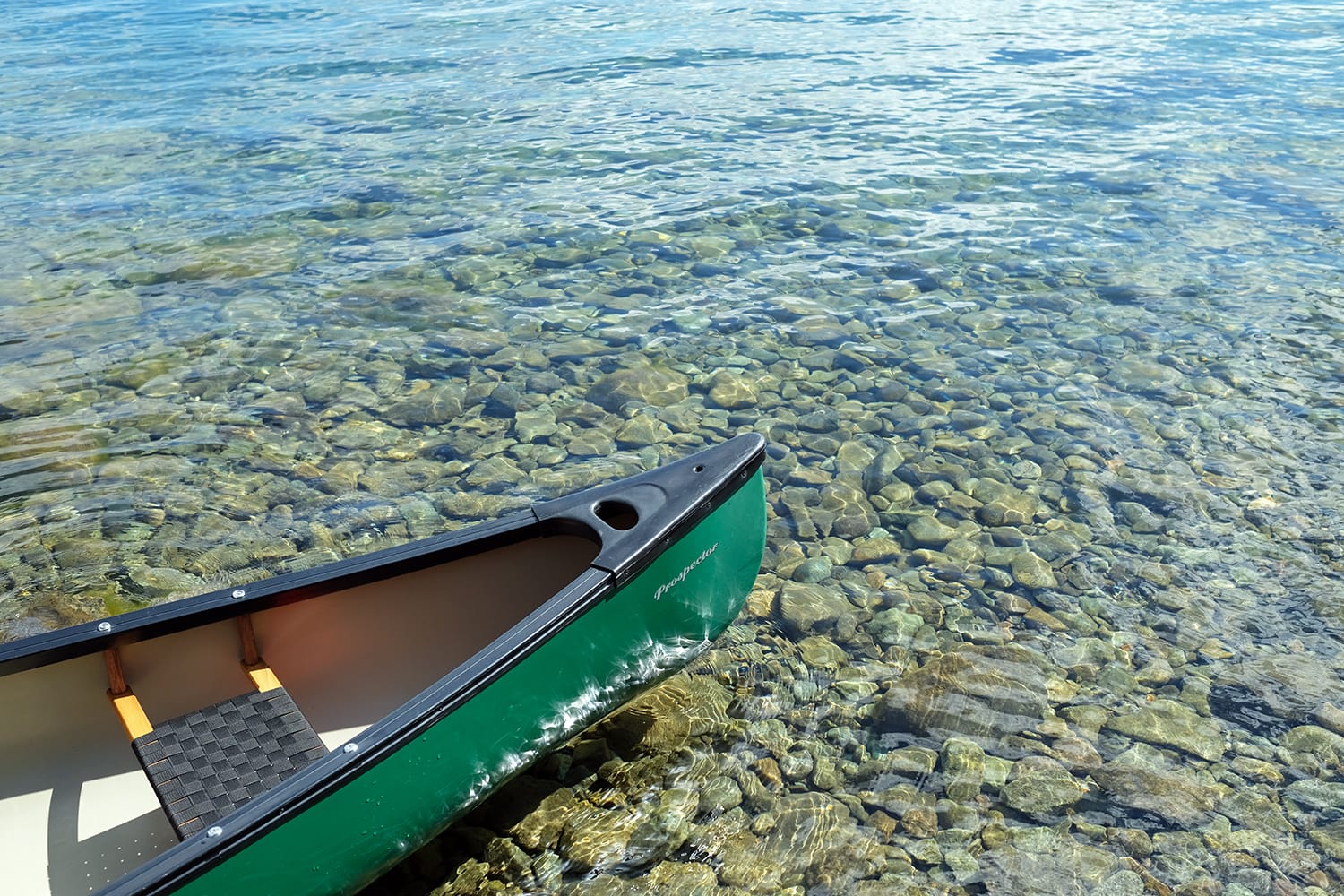 支笏湖の澄んだ水とカヌー