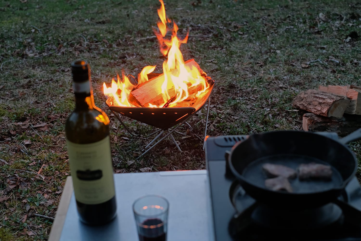 焚き火と赤ワインとスキレットの夕暮れ