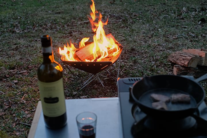 焚き火とワインとスキレットの夕暮れ