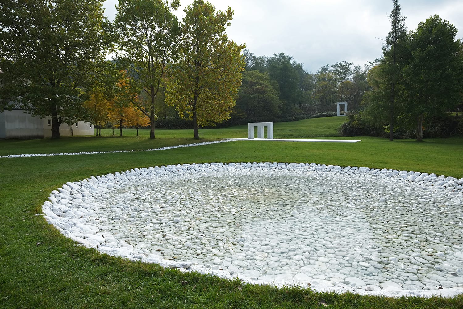 白い大理石の敷き詰められた丸い池 アルテピアッツァ美唄