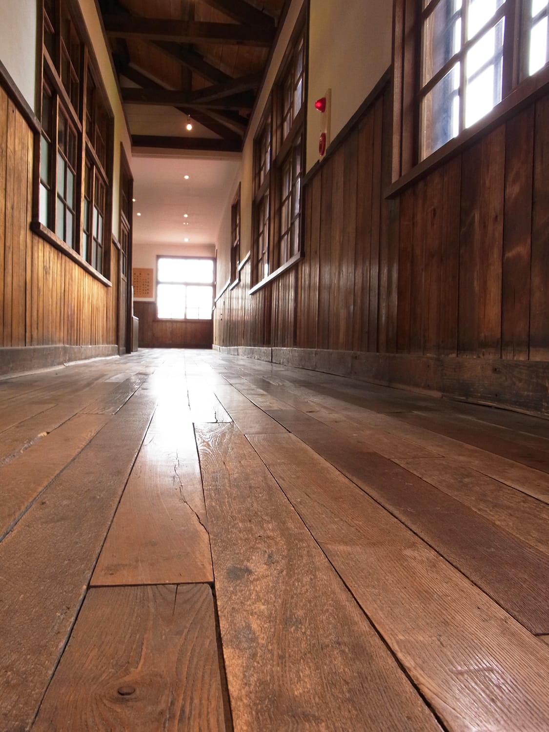 ミズナラの床板張り廊下のアルテピアッツァ美唄の古い木造校舎