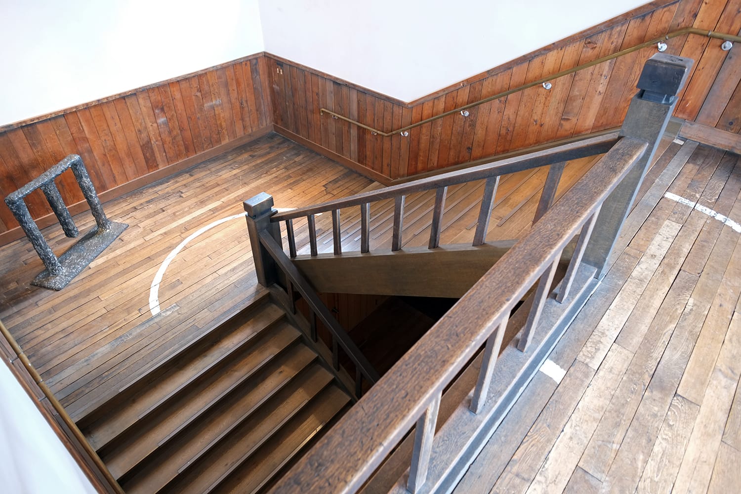 古い木造校舎の広い木製階段