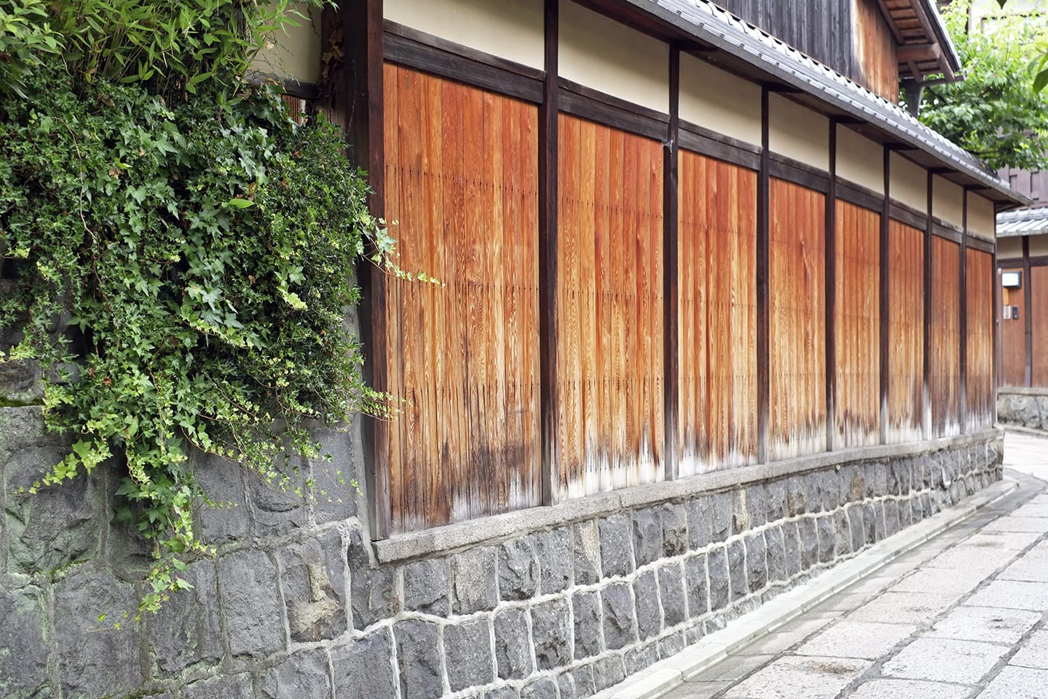 京都祇園の石塀小路の板塀と石垣と石畳