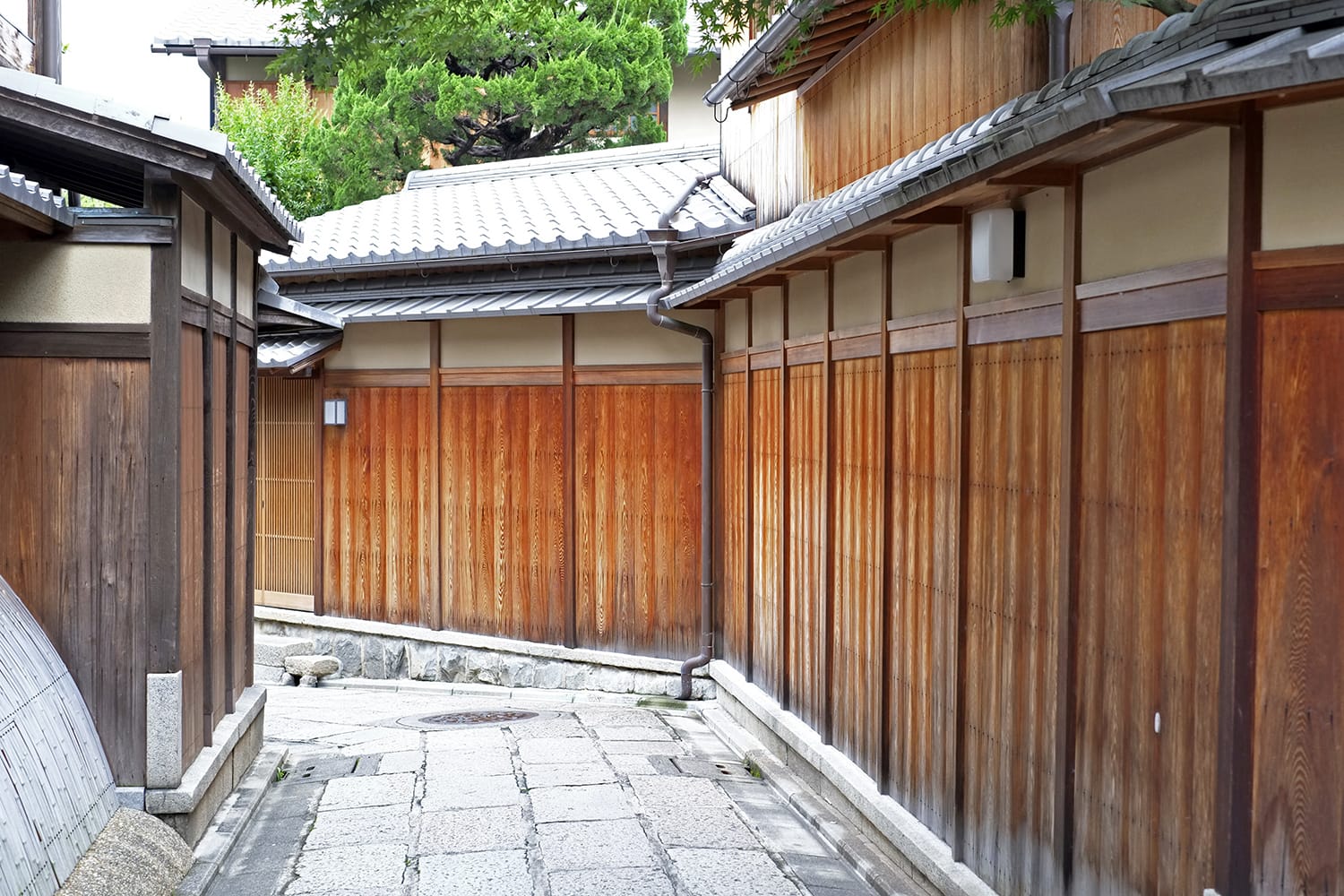 京都祇園の石塀小路の板塀と石畳