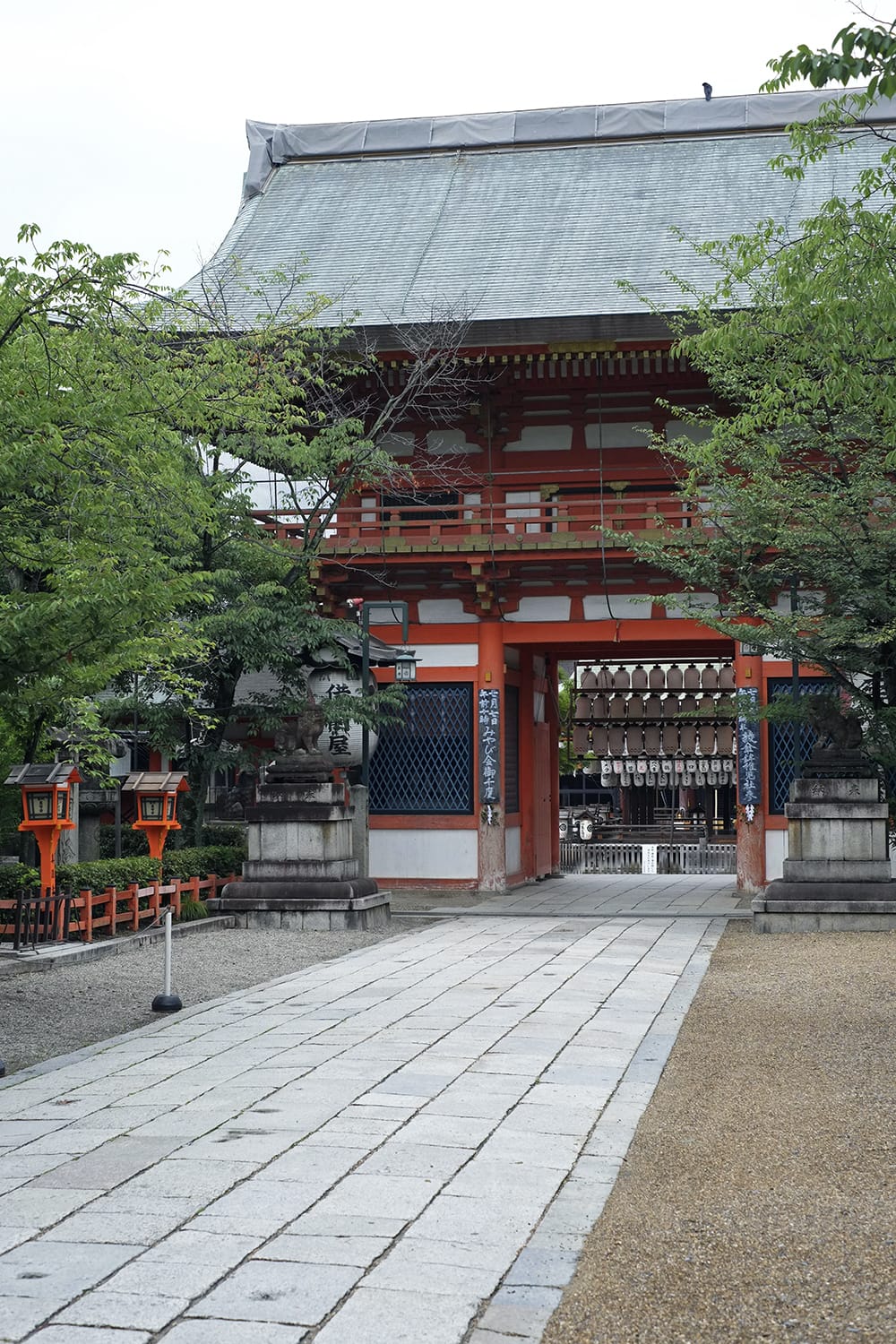 八坂神社（祇園社）の南楼門（正門）と石畳