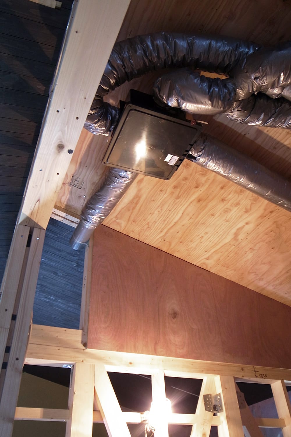 天井裏に設置された24時間換気扇と各室に伸びる換気ダクト