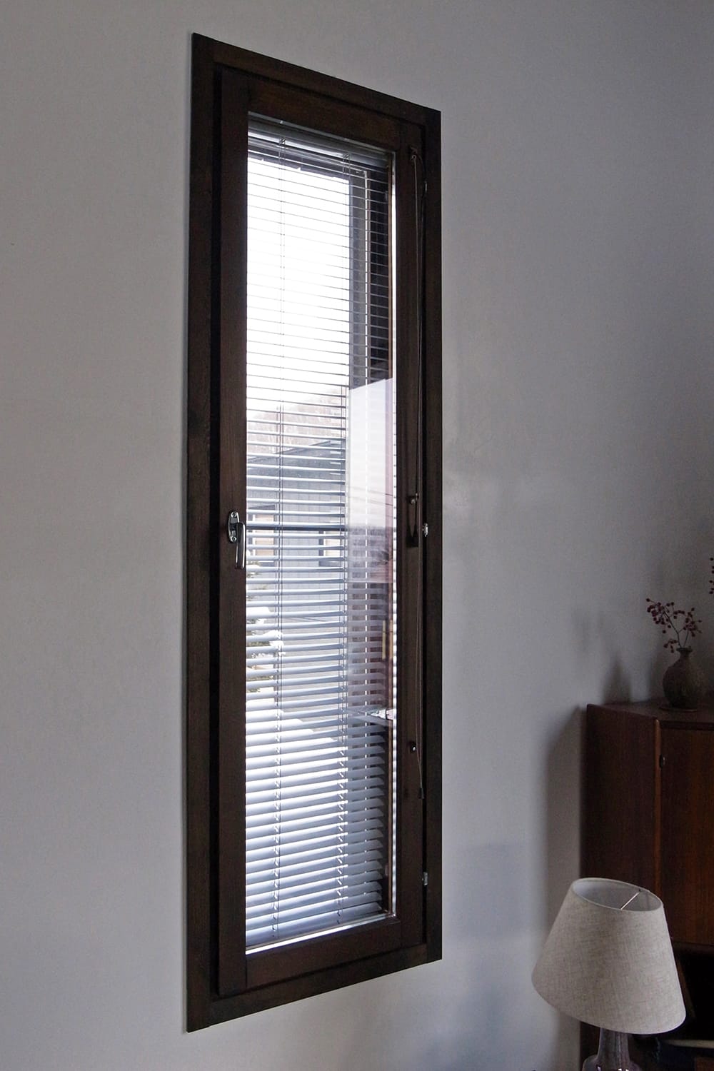北欧製の高性能なブラインド内蔵の木製窓