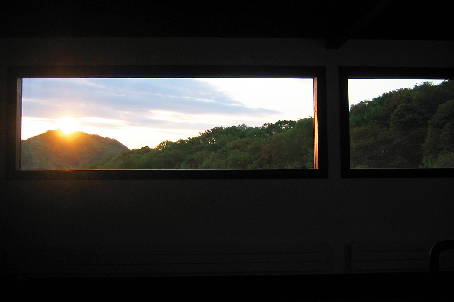 横長窓から眺める札幌の円山からの日の出