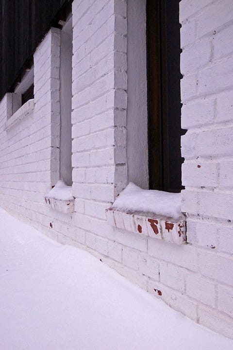 赤レンガ積みの外壁に石灰を塗ってレンガの白い壁に