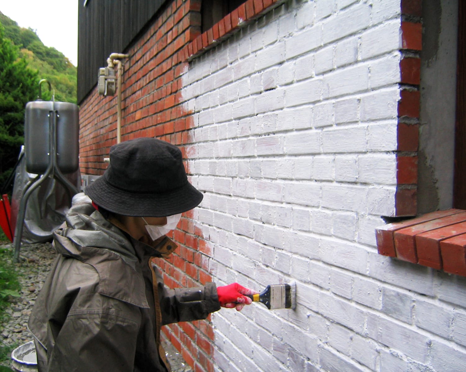 赤レンガ積みの外壁に漆喰を塗る2