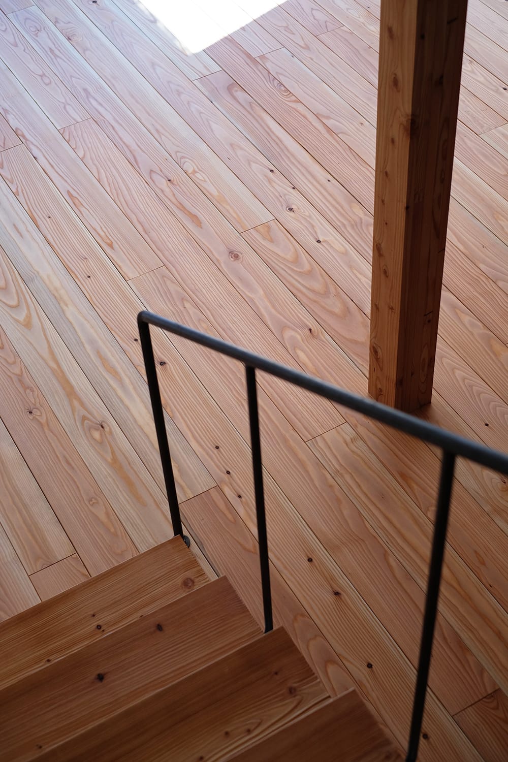 北海道カラマツの無垢材の床板 フローリング 厚さ3センチ幅15センチ