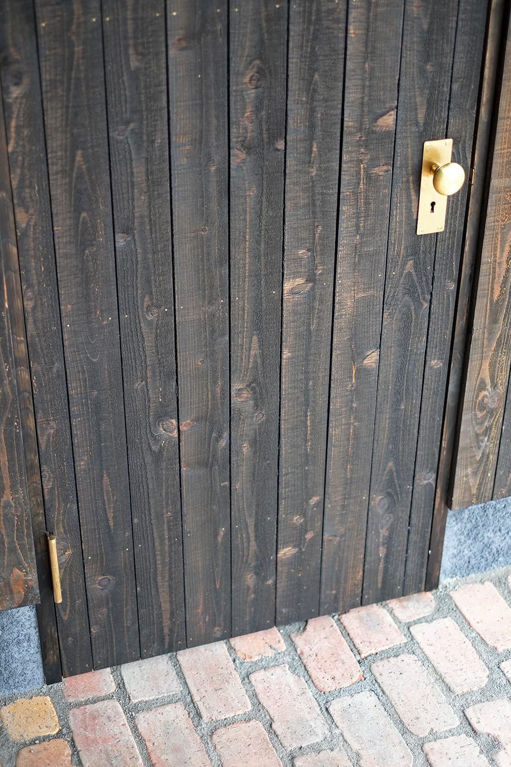 北海道産カラマツ無垢材の板張りドア