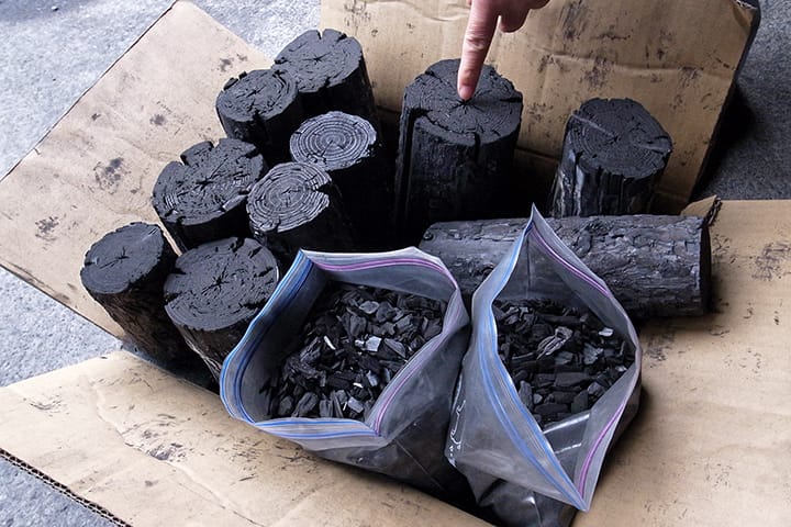 除間伐された小径木の炭