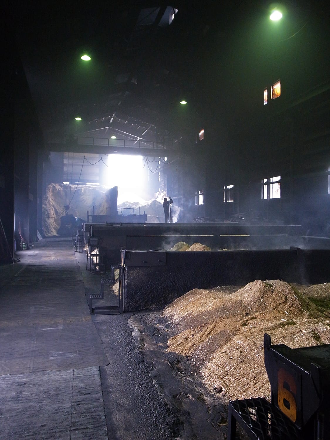下川町森林組合のオガクズをくん炭にする工場内