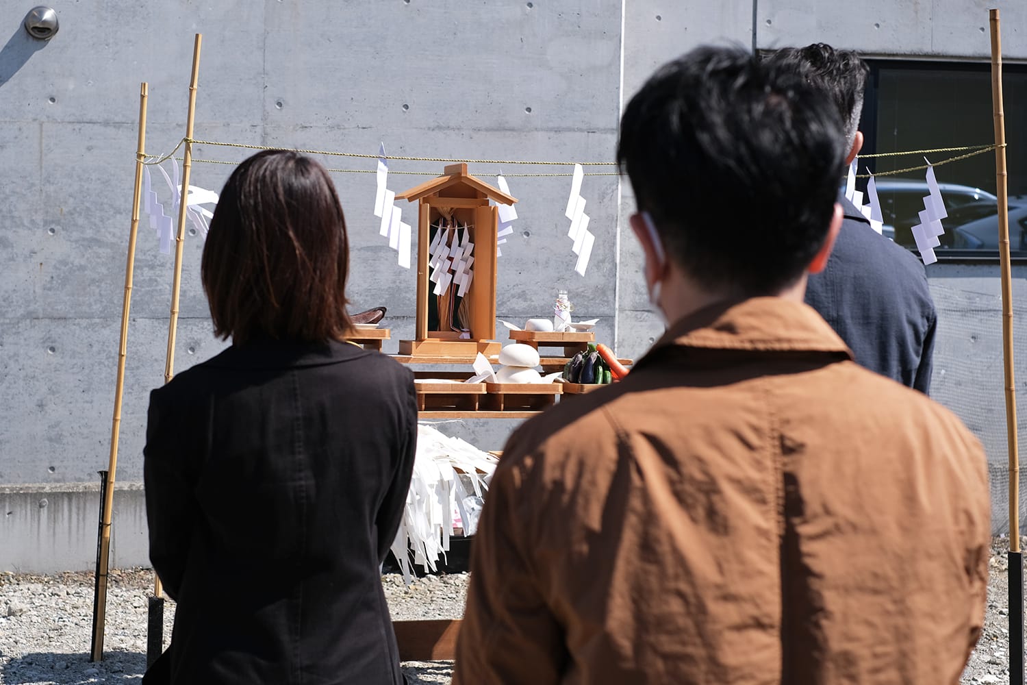 札幌市内の住宅建築に先立って執り行われた豊平神社による地鎮祭の祭壇