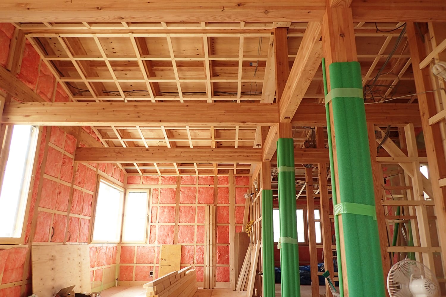 北海道産カラマツ材集成材の柱梁組 木造軸組み勾配天井の木下地組み