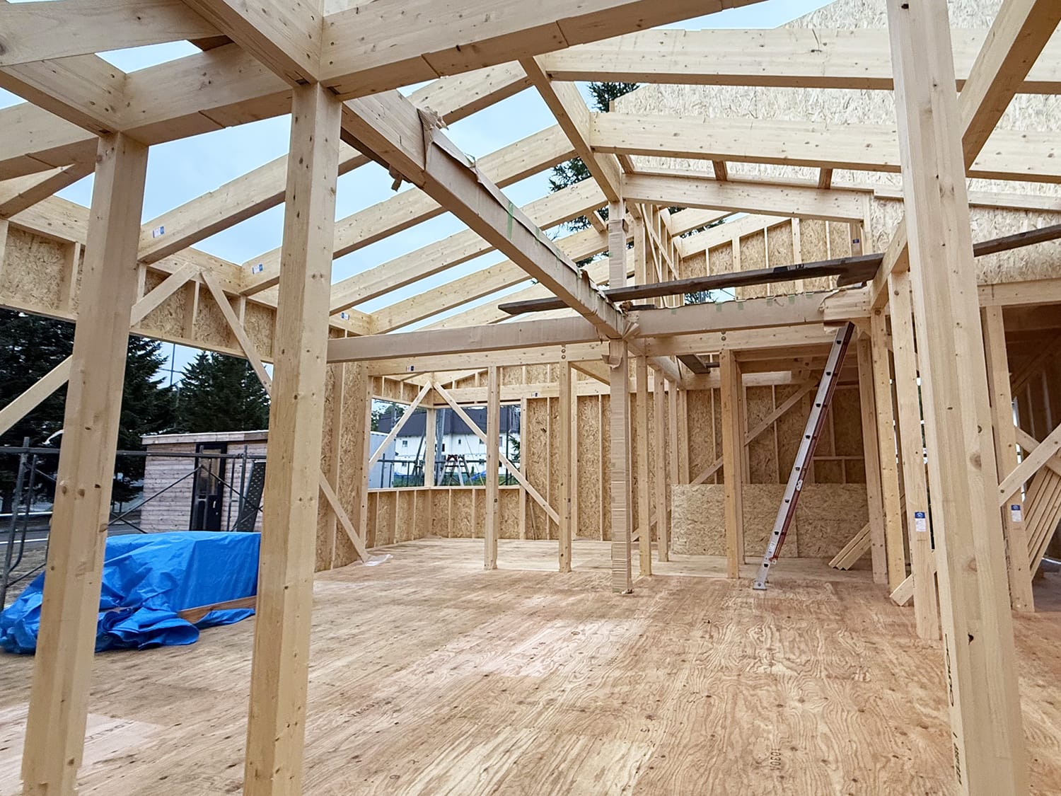 上棟したの家の柱と梁と登り梁組み