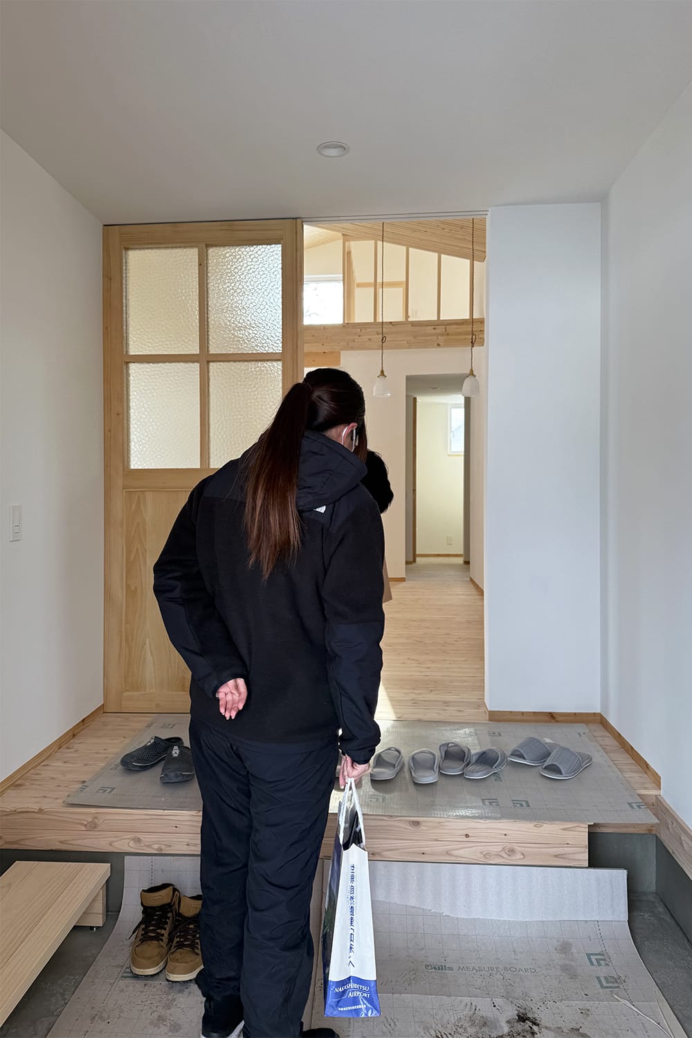 漆喰塗り壁と無垢板床と天井の木と漆喰の家