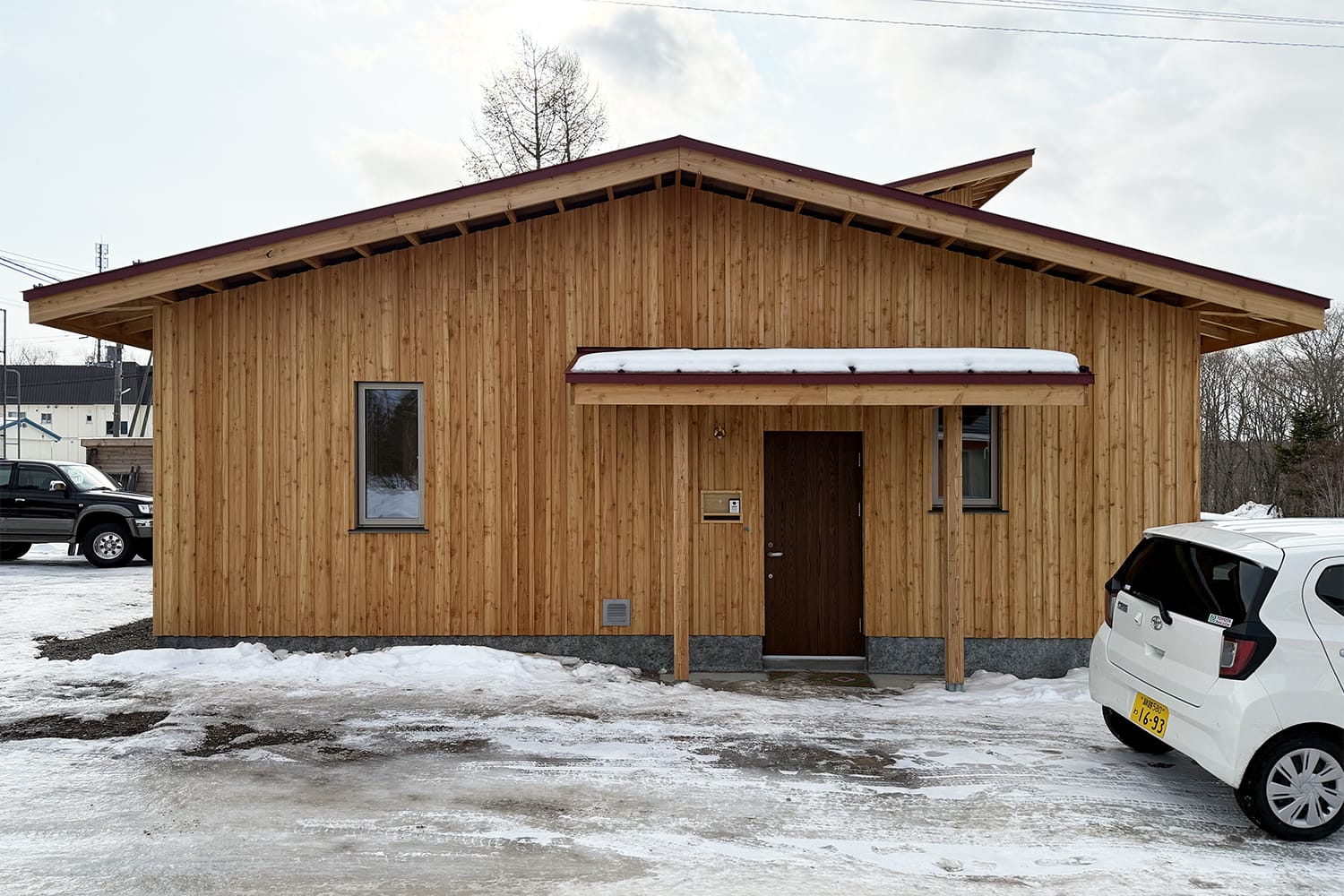 北海道カラマツ無垢板張りの外壁の平屋 北海道の素朴な家 無骨な家