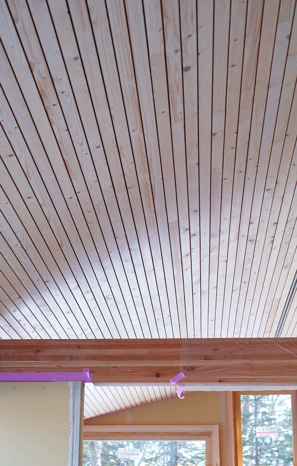 傾斜天井（勾配天井）にまつ剤の小割り板を張る