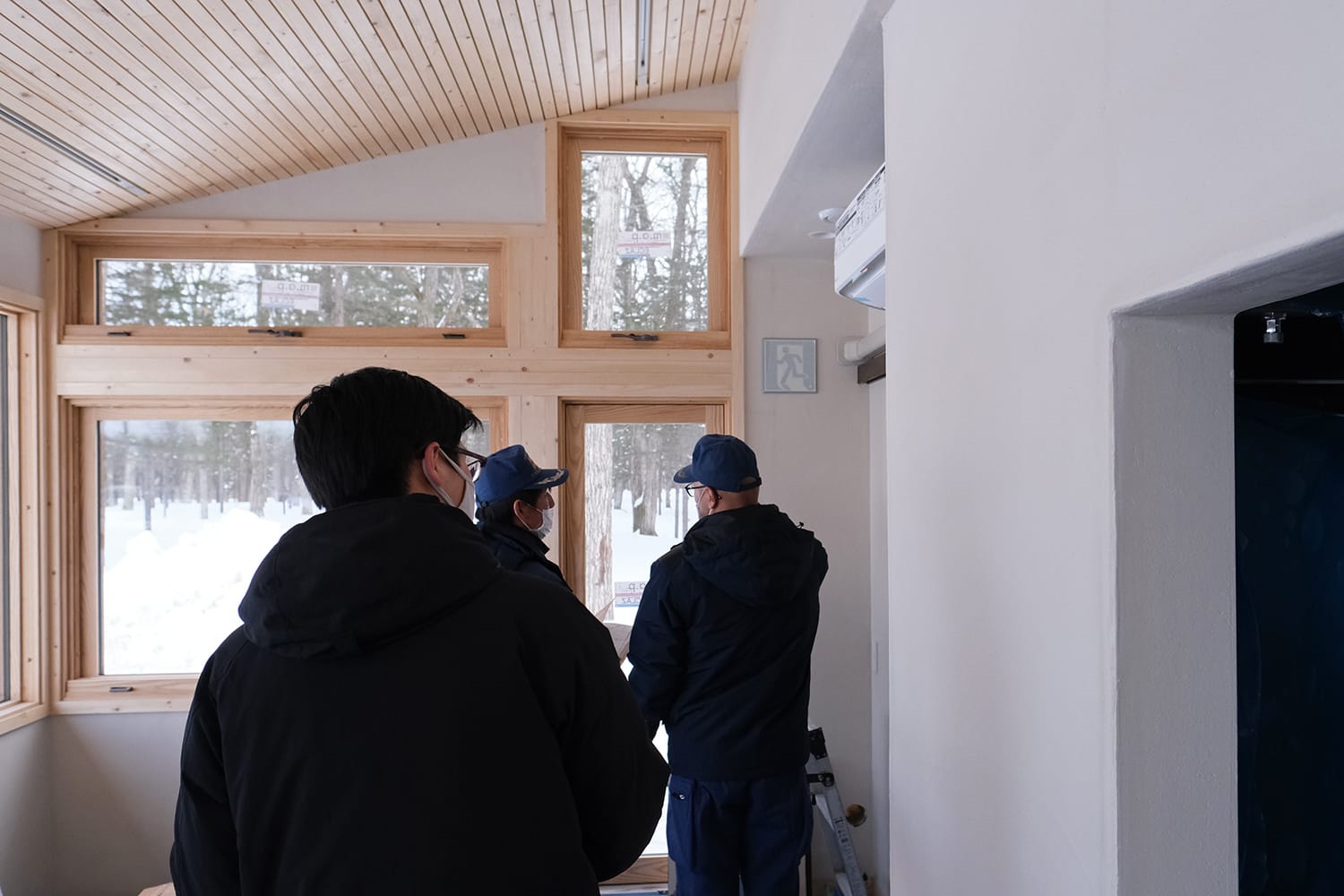 白い壁と無垢の木の店舗兼用住宅の建築完了検査と消防設備の確認