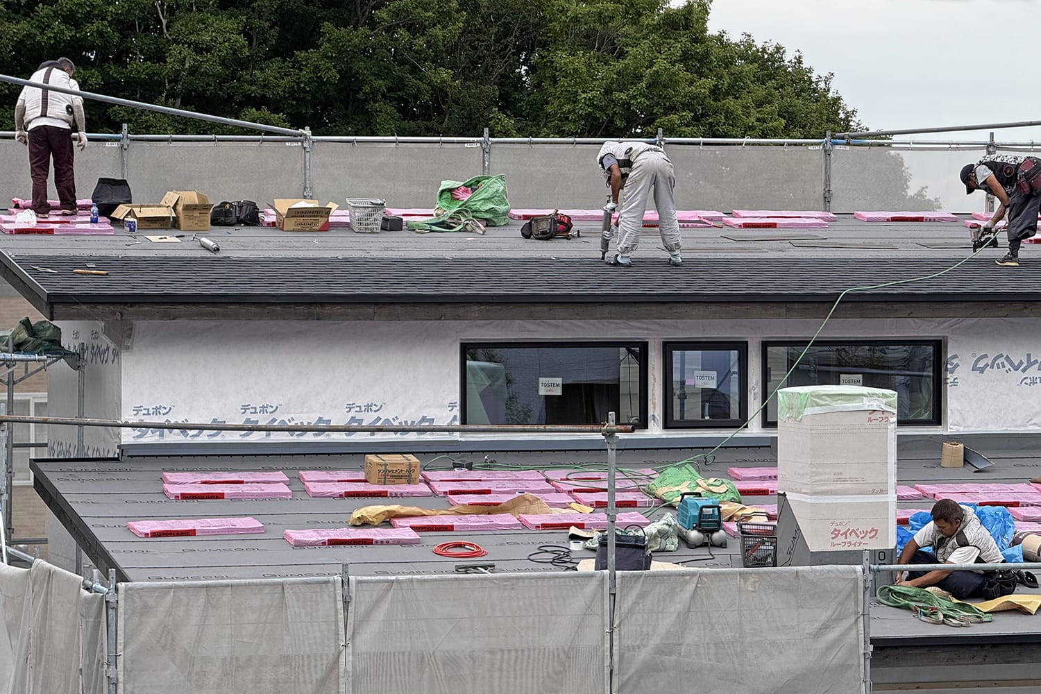 アスファルトシングル葺きの家の新築工事