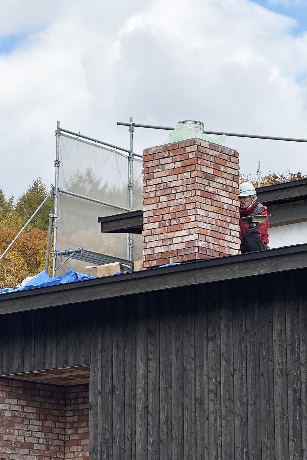 古いレンガの煙突がある家