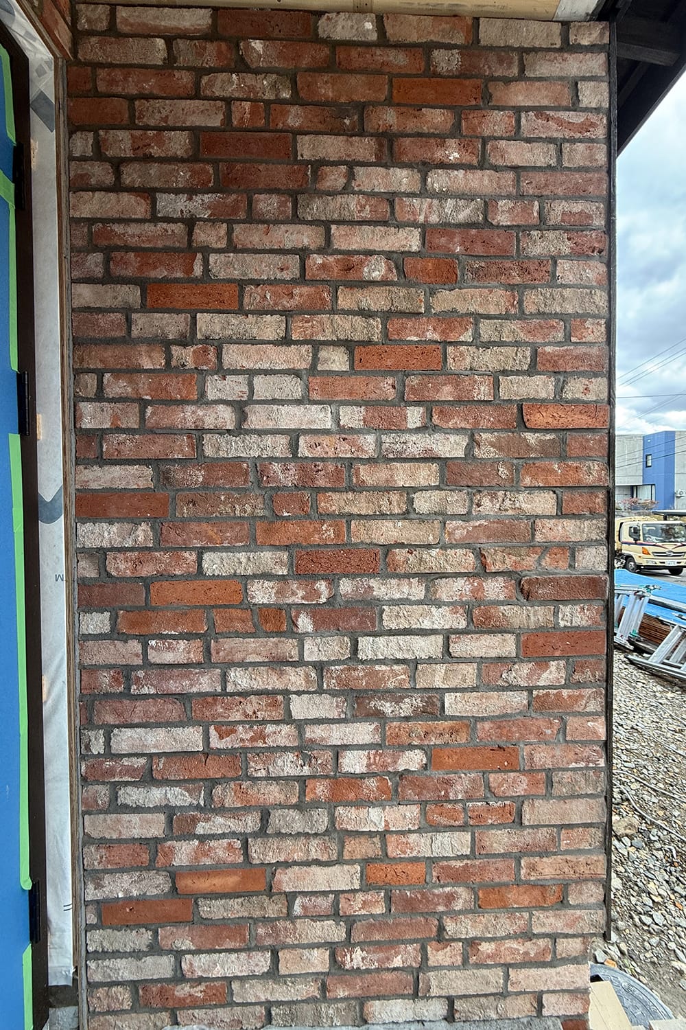 古いレンガ壁のある玄関 木の家