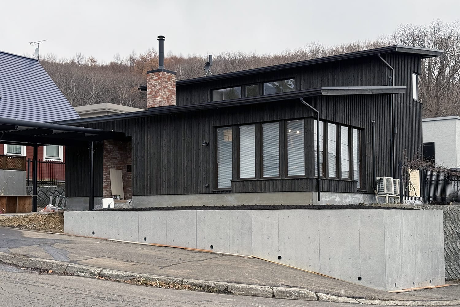 黒い外壁の渋い家 大和張りの外壁の家 レンガの煙突