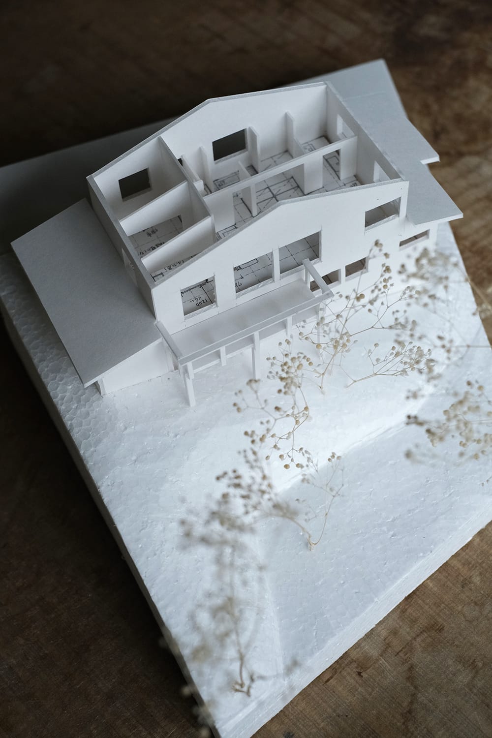 傾斜地に建つ森に建つ家の模型