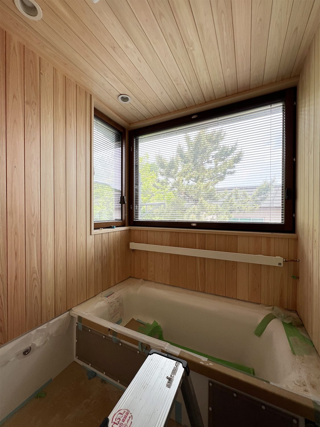 ヒノキ無垢板張りの浴室とTOTOハーフバスユニット
