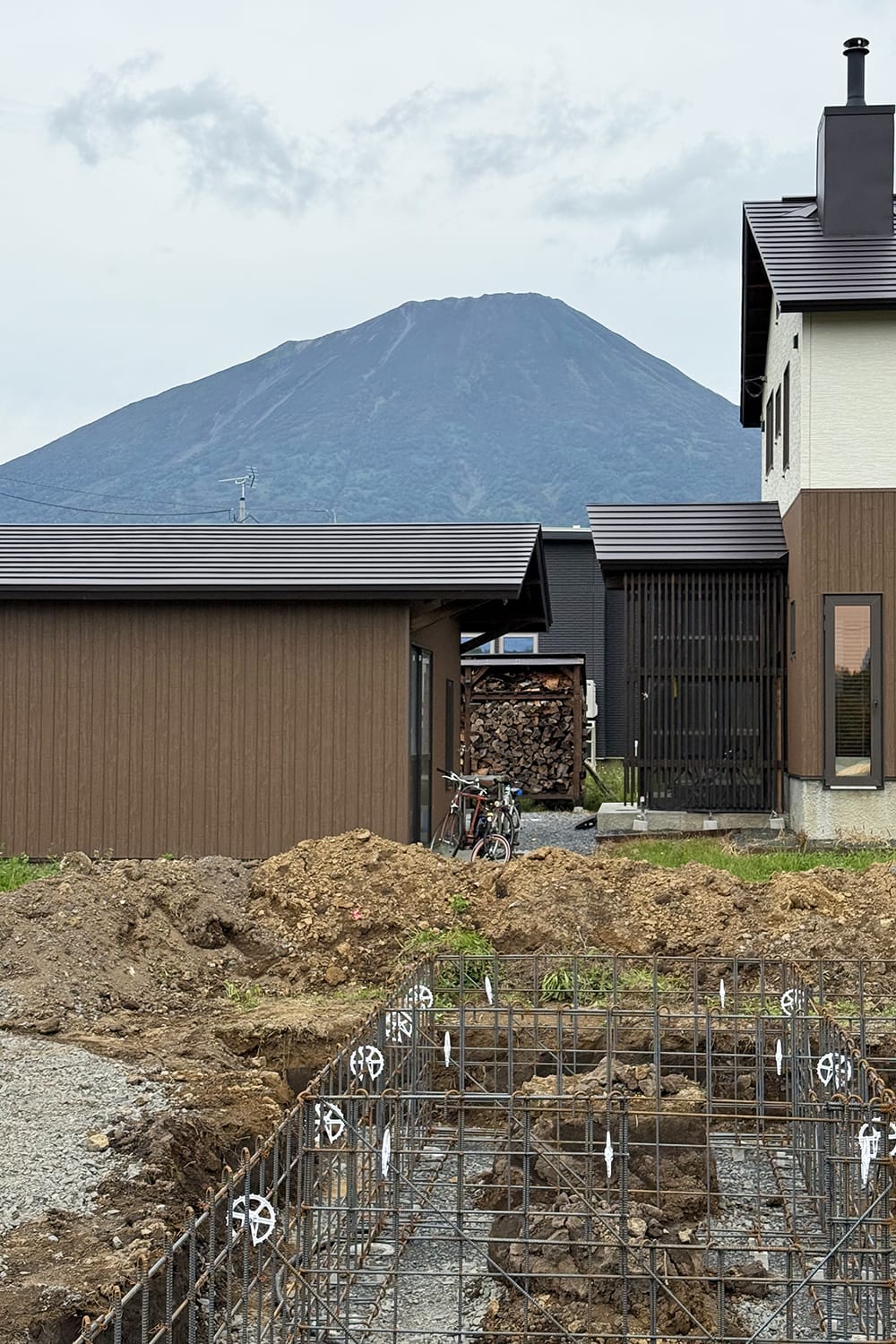 羊蹄山を望む家の基礎鉄筋工事