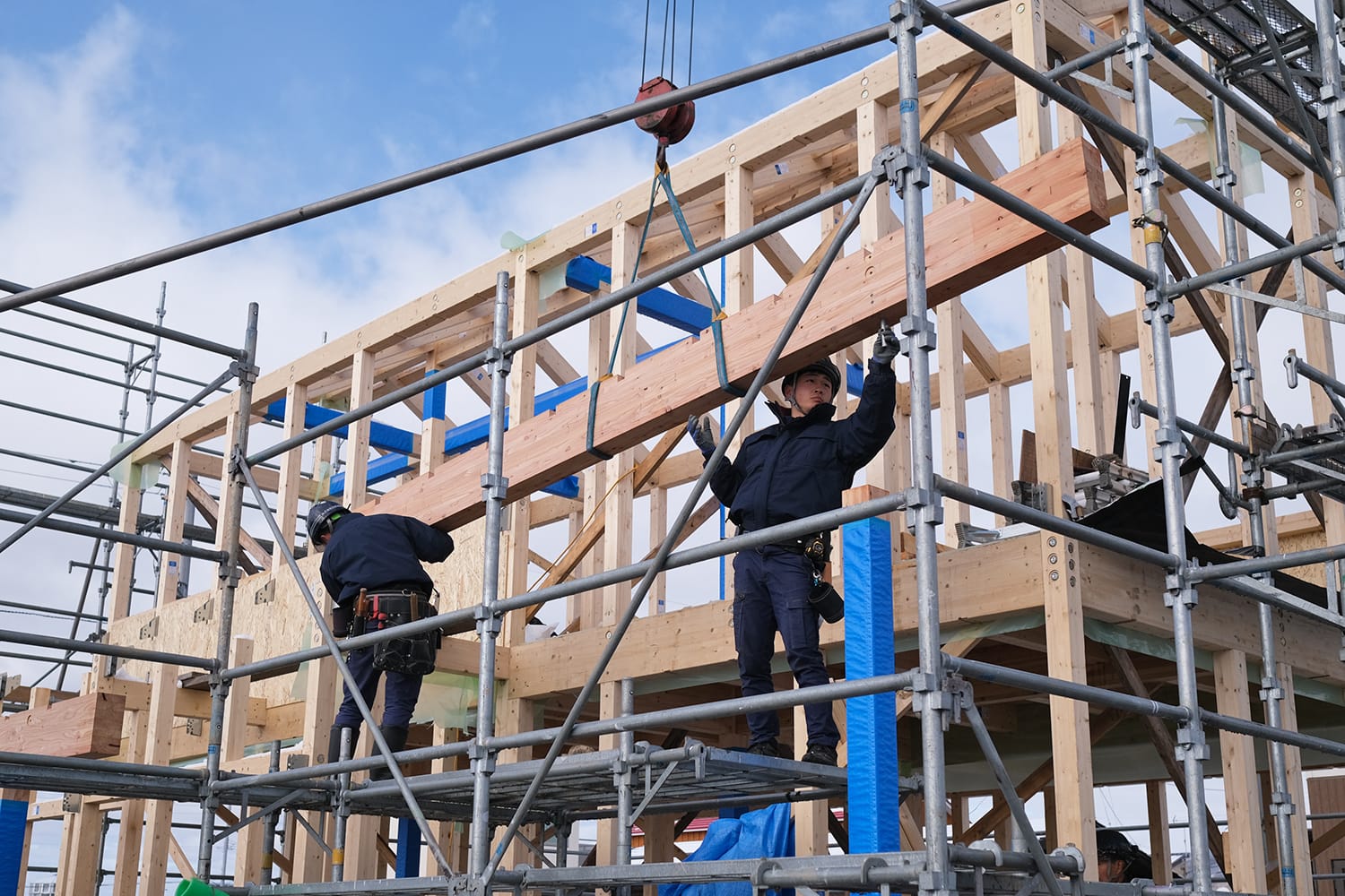 若い大工がカラマツ梁を組み上げる